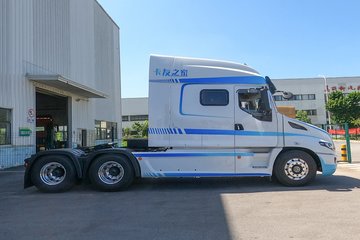 东风柳汽 乘龙t7l生活舱 600马力 6x4 amt自动挡牵引车(国六)图片