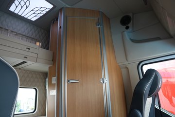 东风柳汽乘龙t7l生活舱600马力6x4amt自动挡牵引车国六