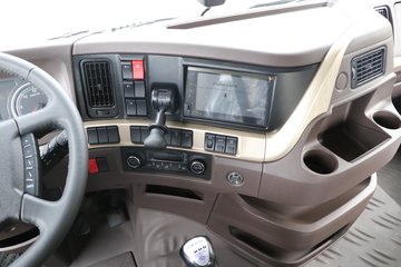 乘龙h7重卡 陆航版 600马力 6x4牵引车(lz4252h7dc1)驾驶室图片】玉柴