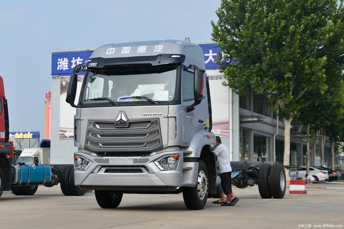中国重汽 豪沃N5G中卡 250马力 4X2 9.65米厢式载货车(国六)