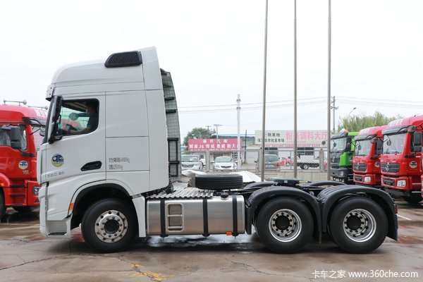 陕汽德龙x6000自动挡560马力牵引车到店