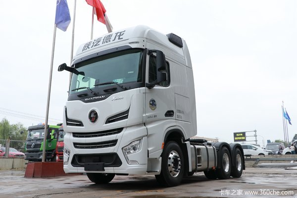 陕汽德龙x6000自动挡560马力牵引车到店