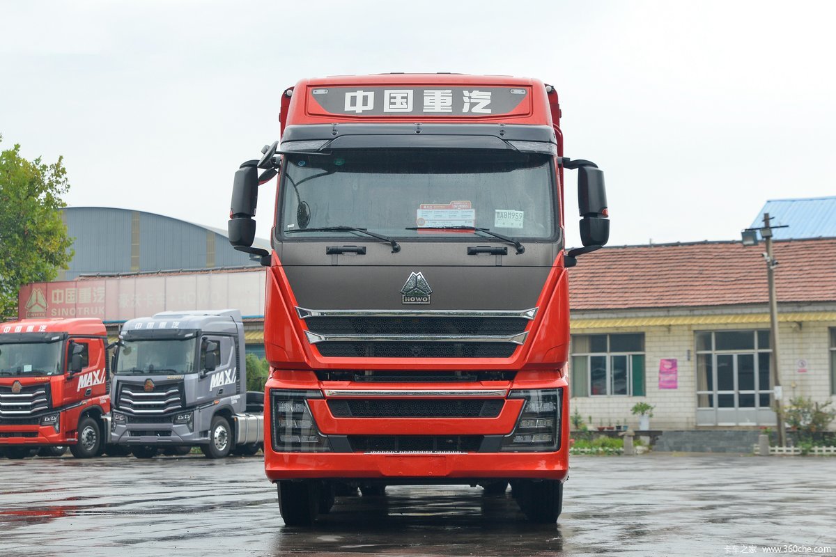 中国重汽 HOWO TH7重卡 430马力 8X4 9.5米厢式载货车(国六)