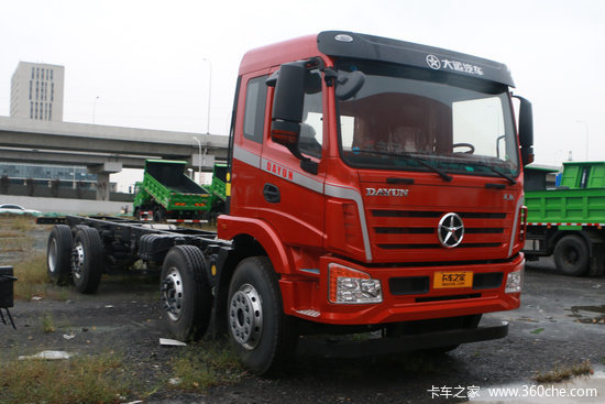 湖北大运风驰300马力8x278米栏板载货车高顶国六dyq1310d6eb