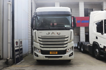 530马力 4X2 LNG自动档牵引车(康明斯)(HFC4182P1N8A52S)