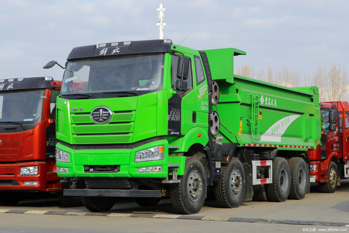 一汽解放 新J6P重卡 420马力 8X4 5.6米自卸车(国六)