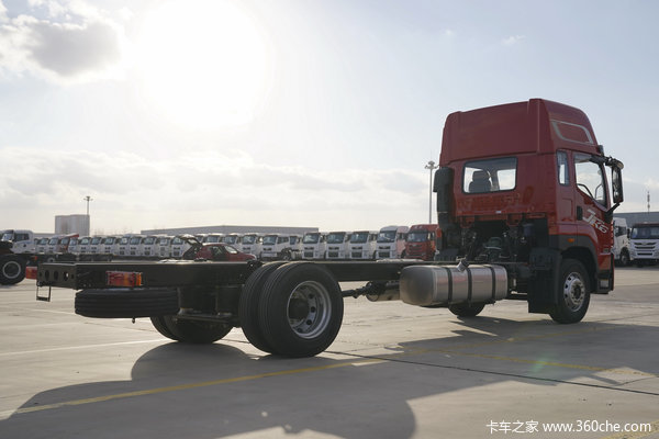 青岛解放 JK6中卡 220马力 4X2 6.8米栏板载货车(国六)(CA1180P28K1L4E6)