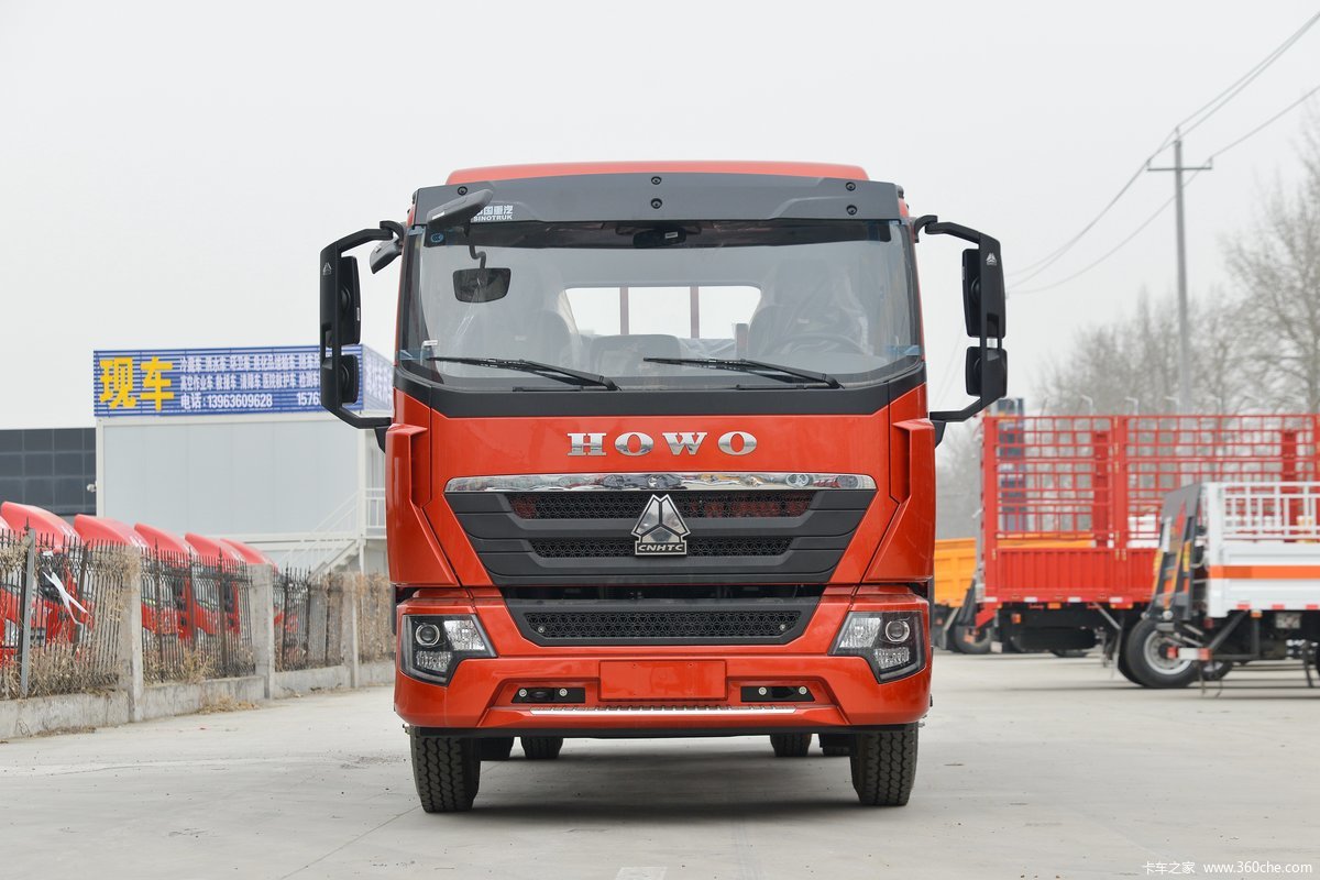 中国重汽HOWO G5X中卡 270马力 6.75米排半栏板载货车(国六)