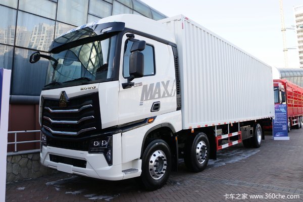 中国重汽 HOWO MAX 330马力 6X2 9.55米排半厢式载货车(国六)(ZZ5257XXYN54CKF1)