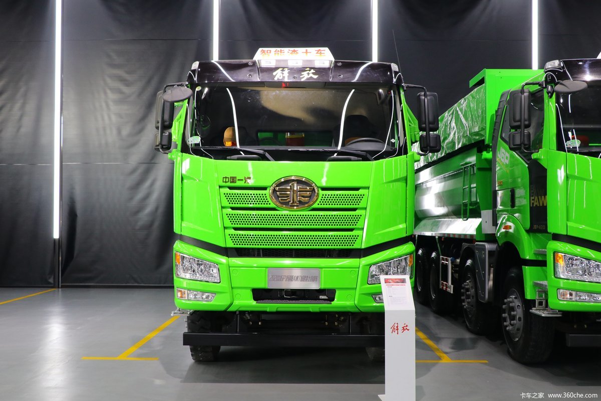 一汽解放 新J6P重卡 420马力 8X4 6.6米自卸车(国六)