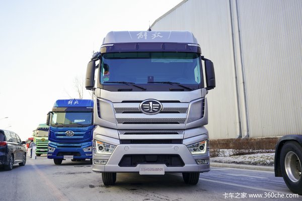 一汽解放 J7重卡 经典版 600马力 6X4 AMT自动档牵引车(国六)(3.727速比)(CA4250P77K24T1E6)