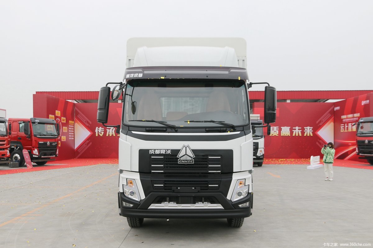 中国重汽成都商用车 豪沃V5-X 250马力 4X2 9.8米翼开启厢式载货车