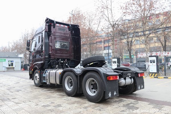 主推一汽解放新j6v460马力平地板国六牵引车