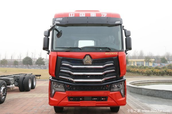 中国重汽 HOWO MAX 330马力 4X2 9.6米厢式载货车(国六)(ZZ5187XXYN711KF1)