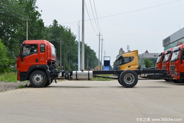 中国重汽HOWO G5X中卡 220马力 6.75米排半栏板载货车(国六)(ZZ1167K521DF1)