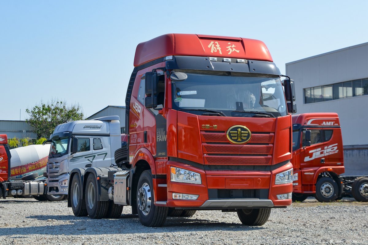 一汽解放 新J6P重卡 质惠版 560马力 6X4 牵引车(液缓)