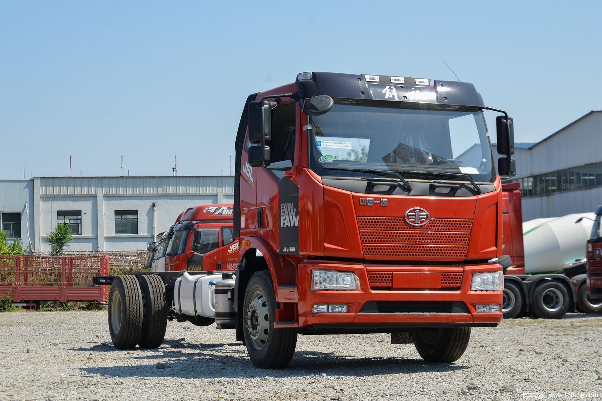 一汽解放 J6L中卡 经典版 240马力 4X2 5.8米仓栅式载货车(国六)