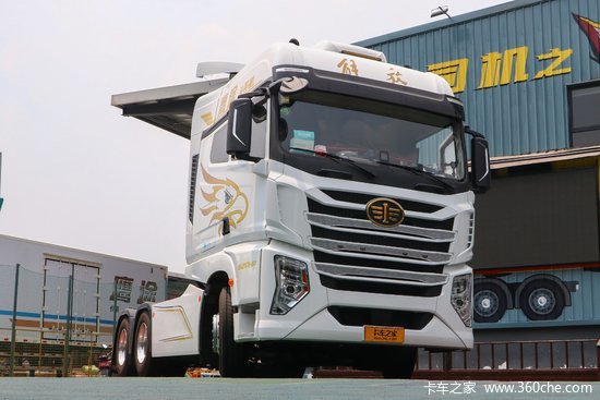 青岛解放 鹰途 头等舱 620马力 6x4 amt自动档牵引车(国六)(ca4257p