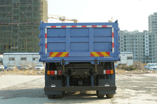 车辆主要适用于中短途资源运输行业建筑材料砂石料运输,该车型配置如