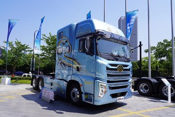 青岛解放 鹰途 生活舱 560马力 6x4 amt自动档牵引车(国六)(ca4250p33