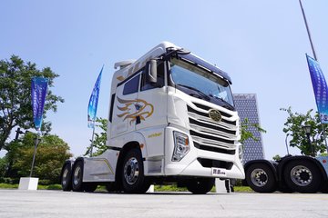 青岛解放 鹰途 头等舱 620马力 6X4 AMT自动档牵引车(国六)(CA4257P35K18T1E6A80)