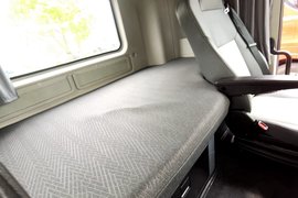华菱S11 牵引车驾驶室                                               图片