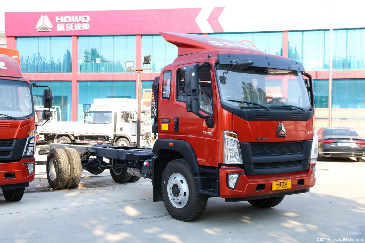 中国重汽HOWO G5X中卡 220马力 6.75米排半仓栅式载货车