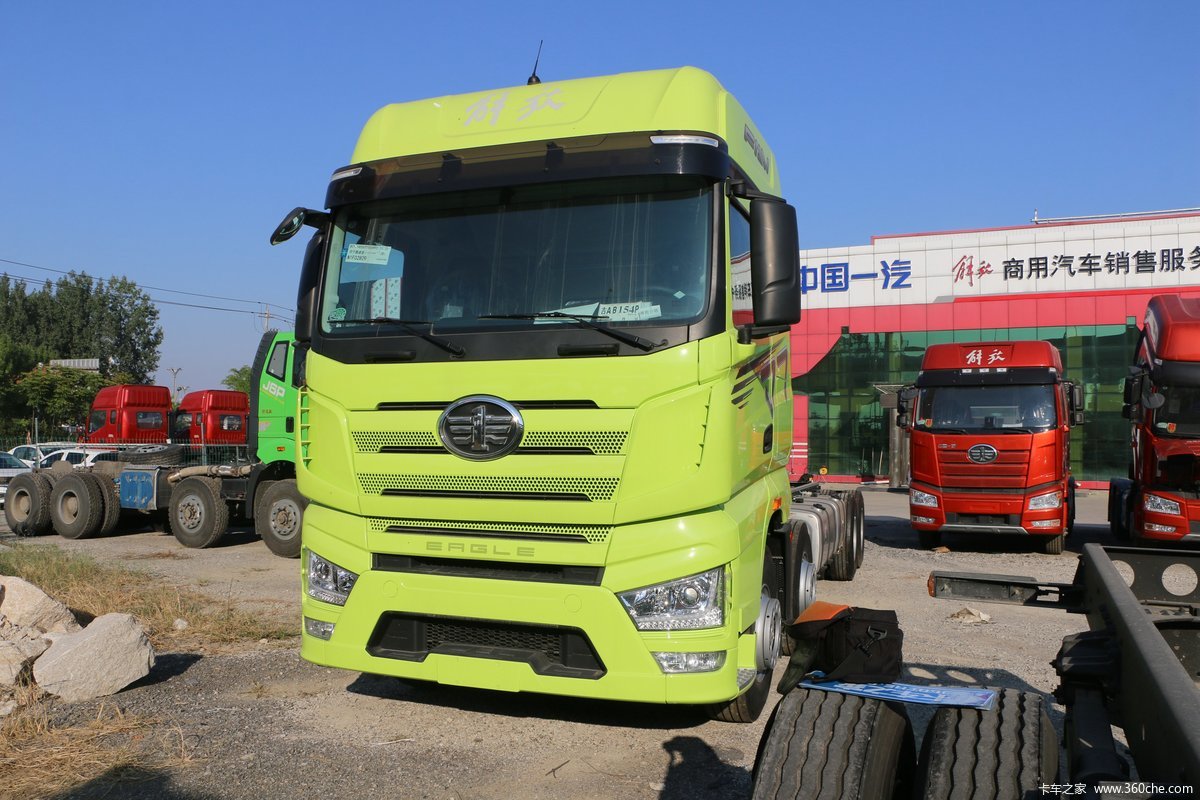 一汽解放 J7重卡 经典版 560马力 8X4 9.5米仓栅式载货车(速比3.727)