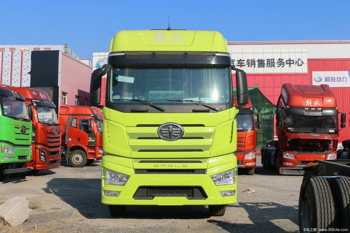 一汽解放 J7重卡 经典版 560马力 8X4 9.5米厢式载货车(液缓)