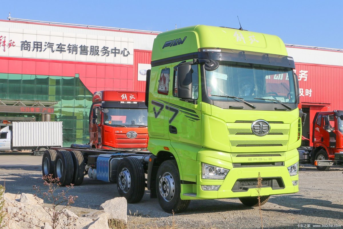 一汽解放 J7重卡 经典版 560马力 8X4 9.4米仓栅式载货车(速比3.727)