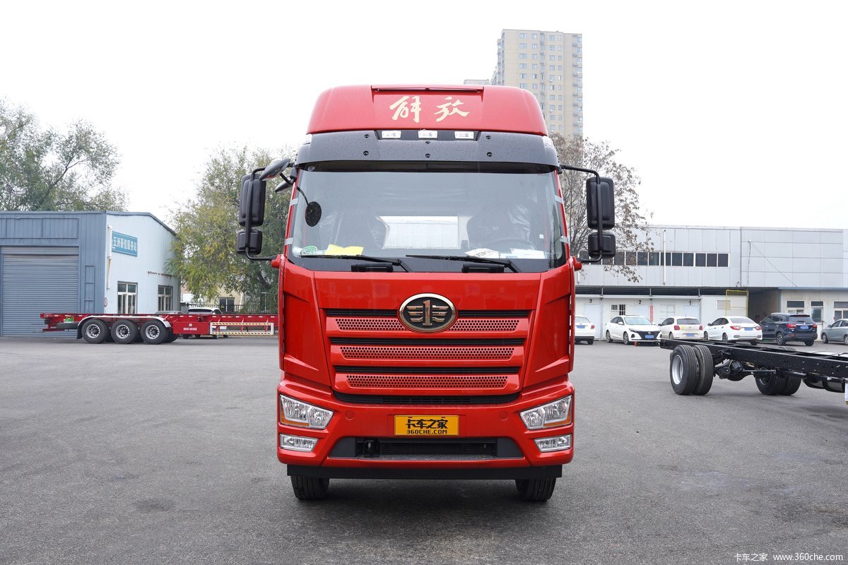 一汽解放 J6L 精英版 320马力 8X2 9.6米栏板载货车(国六)