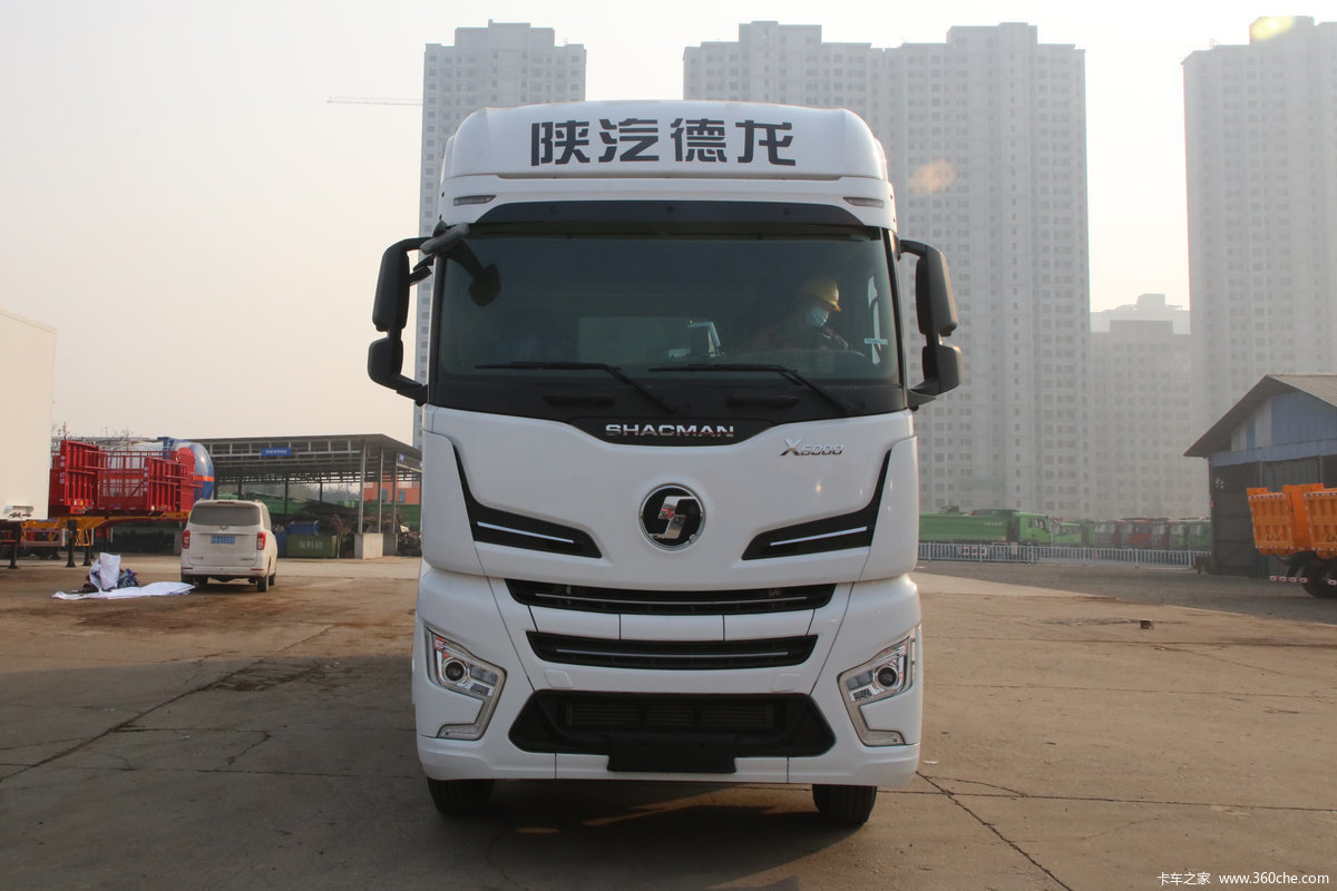 陕汽重卡 德龙X6000 轻量化旗舰版 560马力 8X4 9.5米AMT自动档仓栅式载货车(国六)