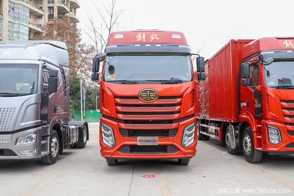 一汽解放 J6V 领航版 560马力 8X4 9.5米AMT自动档栏板载货车(CA1310P66K24L7T4E6)