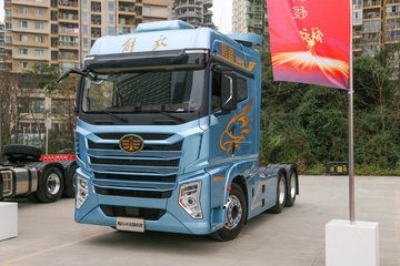青岛解放 鹰途 头等舱 620马力 6x4 amt自动档牵引车(ca4257p35k2t1e6