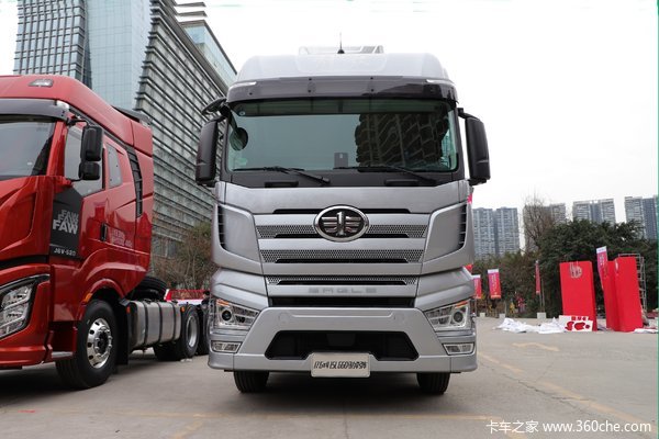 一汽解放 J7重卡 经典版 530马力 6X4 LNG自动档牵引车(液缓)(速比3.727)(CA4250P77M26T1A1E6)