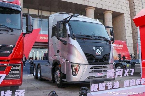 中国重汽 黄河 X7重卡 800马力 6X4 AMT自动档牵引车(ZZ4257Y344XF1)