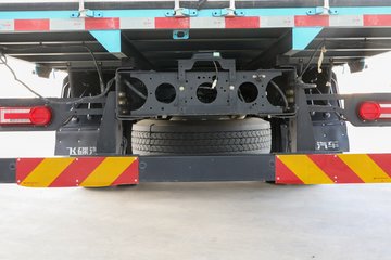 飞碟 W7 220马力 4X2 6.8米排半仓栅式载货车(云内)(FD5180CCYP78K6-1) 卡车图片