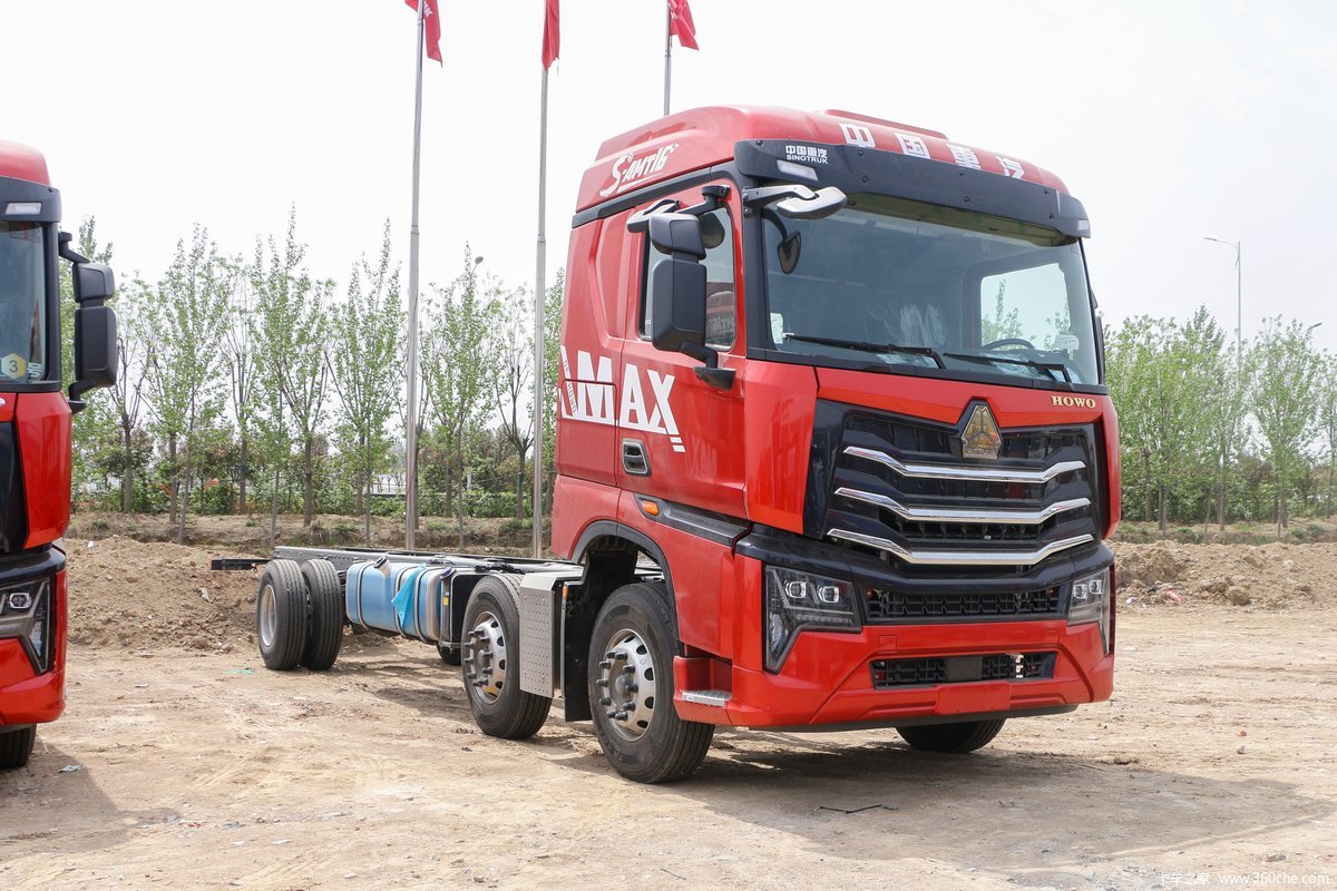 中国重汽 HOWO MAX 350马力 6X2 9.6米AMT自动档栏板载货车