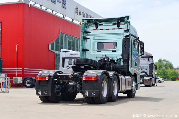 青岛解放 JH6重卡 610马力 6X4 AMT自动档牵引车(CA4258P25K15T1E6A80)