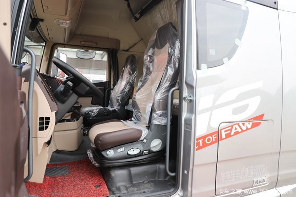 青岛解放 解放JH6 牵引车在新疆巴州峰鑫商贸有限责任公司开售