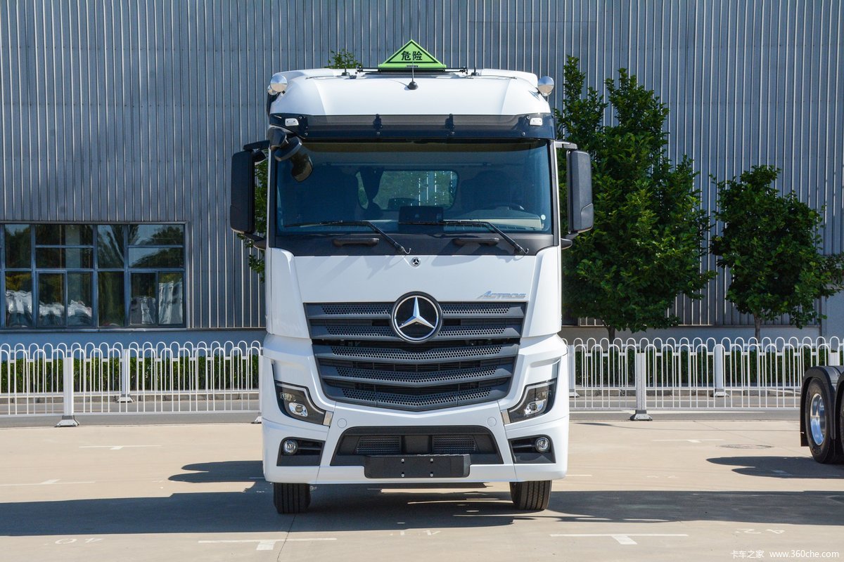 奔驰 Actros 重卡 510马力 6X4 AMT自动挡危险品牵引车(液缓)