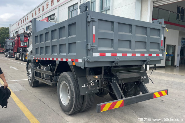 迎战双11，11、部分车型另送万元油卡，上海骏铃G自卸车。