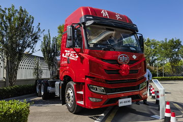 青岛解放 JH5重卡 480马力 6X4 LNG牵引车(液缓)(CA4250P2K8T1NE6A80)