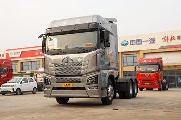 青岛解放 JH6重卡 领航版 530马力 6X4 LNG自动档牵引车(CA4250P25K8T1NE6A80)