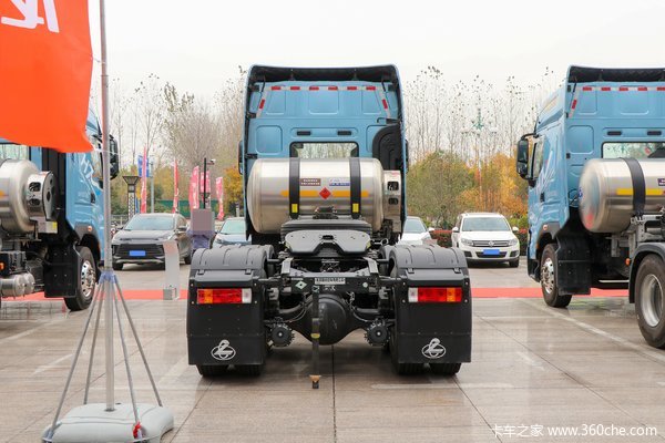 乘龙H7重卡 580马力 6X4 LNG自动档牵引车