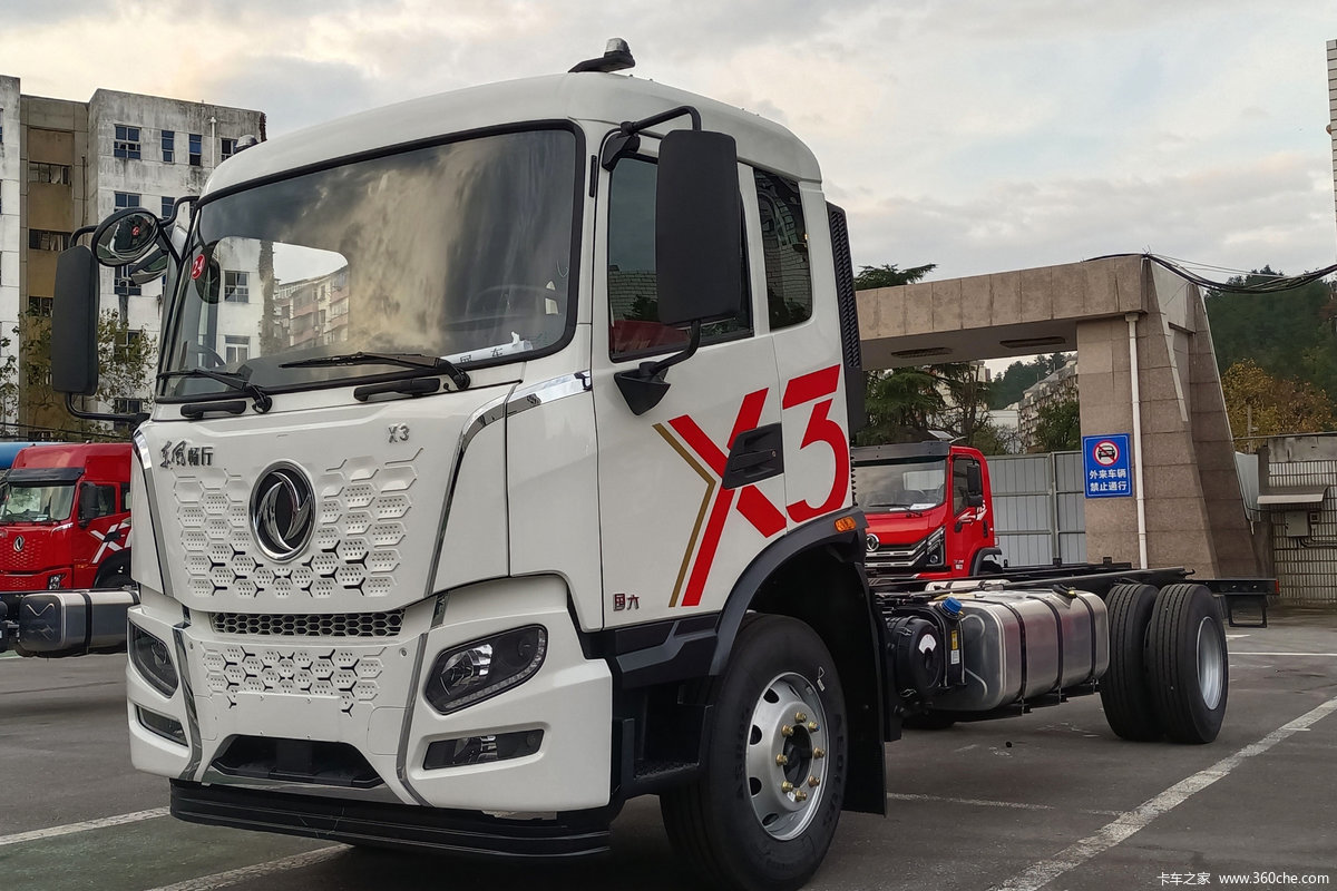 东风新疆 畅行X3 240马力 4X2 6.8米栏板载货车(9T后桥)