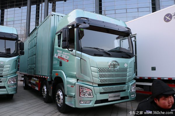 青岛解放 JH6重卡 卓越版 260马力 6X2 9.5米LNG厢式载货车(CA5250XXYP26K2L7T3NE6A80)