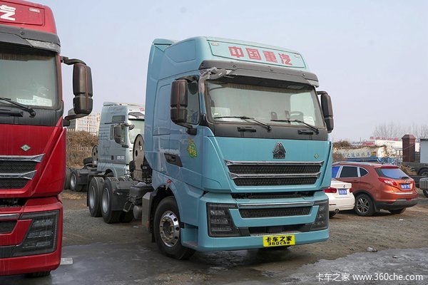 中国重汽 HOWO TH7重卡 560马力 6X4 LNG自动档牵引车(液缓)(速比3.36)(ZZ4257V384HF1LB)