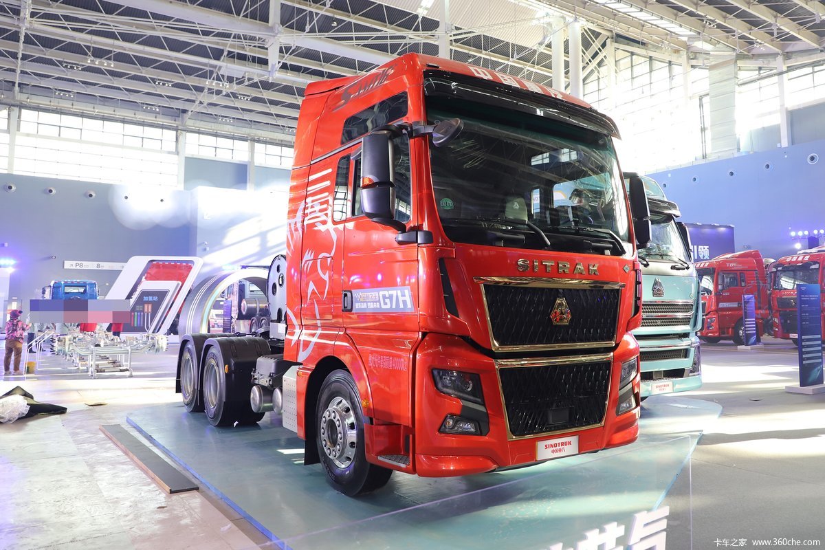 中国重汽 汕德卡SITRAK G7H重卡 700马力 6X4 LNG自动档牵引车