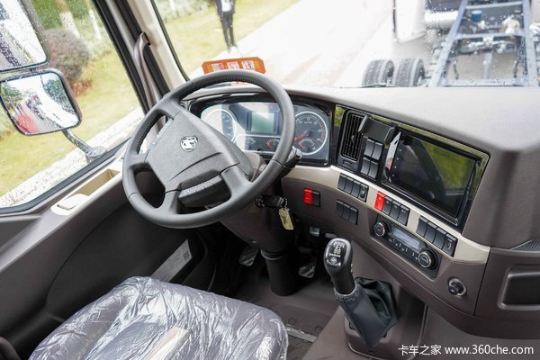 东风柳汽 乘龙H5中卡 240马力 4X2 6.8米仓栅式载货车(LZ5182CCYM3AB)